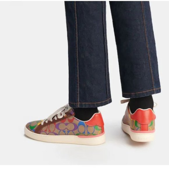 Coach - Picture 5 of 6